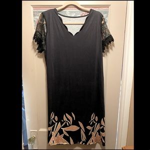 Women’s short sleeve Black and Tan dress scalloped neck V neck